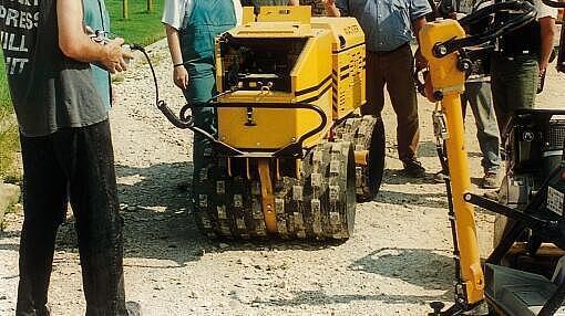 第一台铰接式万能压路机 RT820 正在施工。