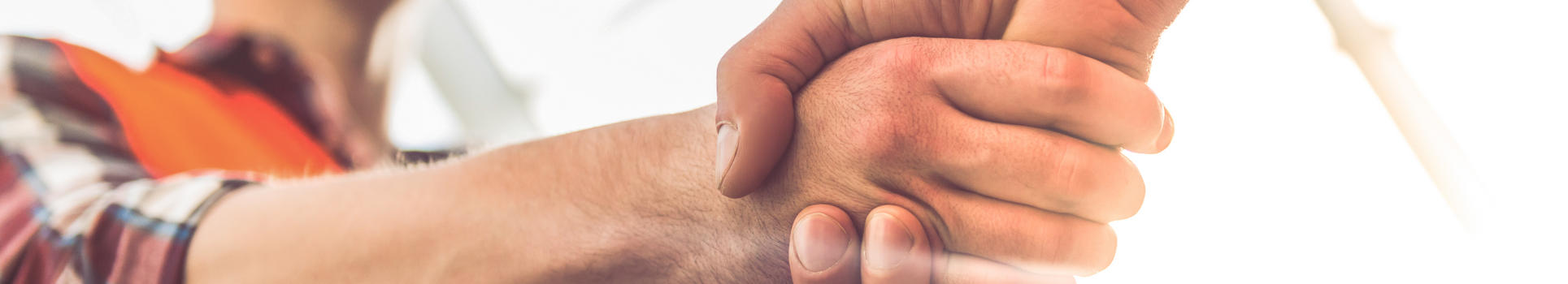 在建筑工地上握手。