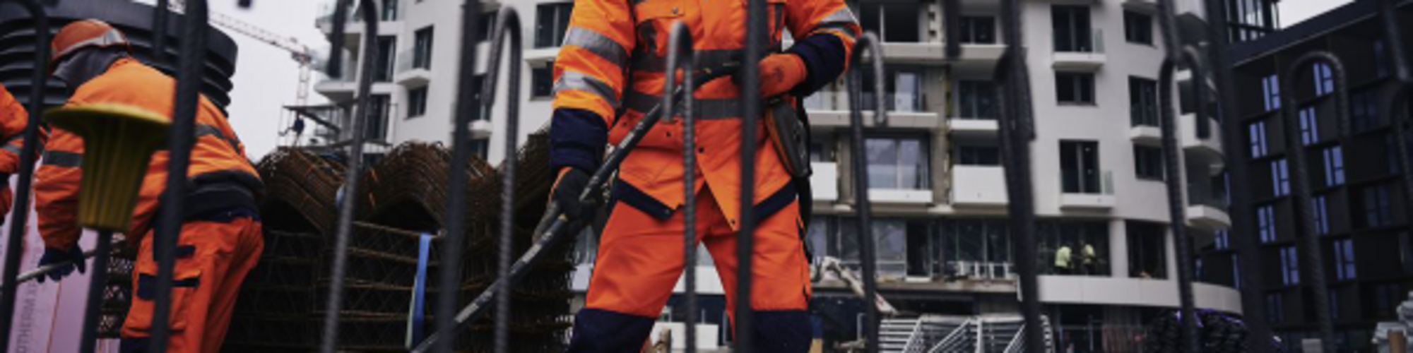 建筑工人在工地上使用威克诺森插入式振动器振实混凝土。