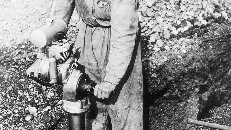 采用内燃机的历史首台振动冲击夯正在施工。