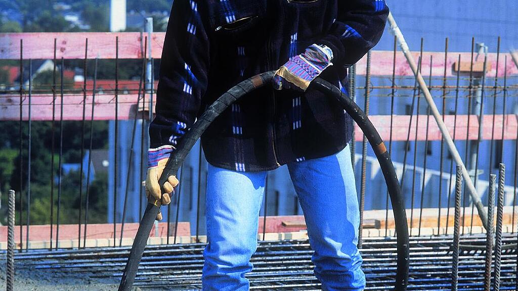 内置变频器的插入式振动器正在建筑工地上施工。