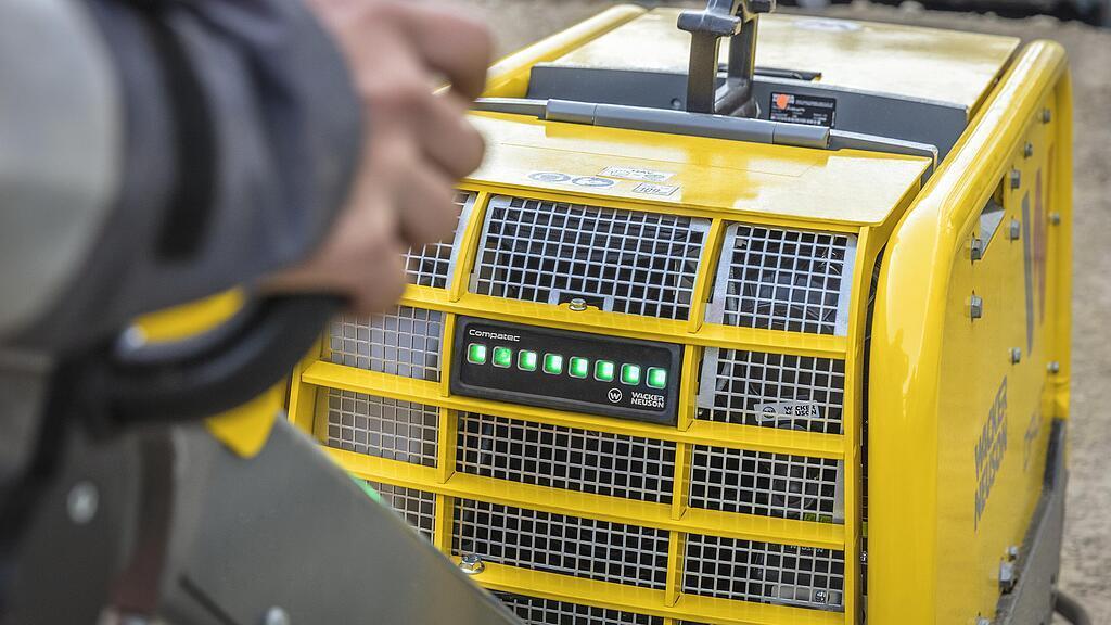 正在建筑工地上使用的 Compatec 压实控制器。