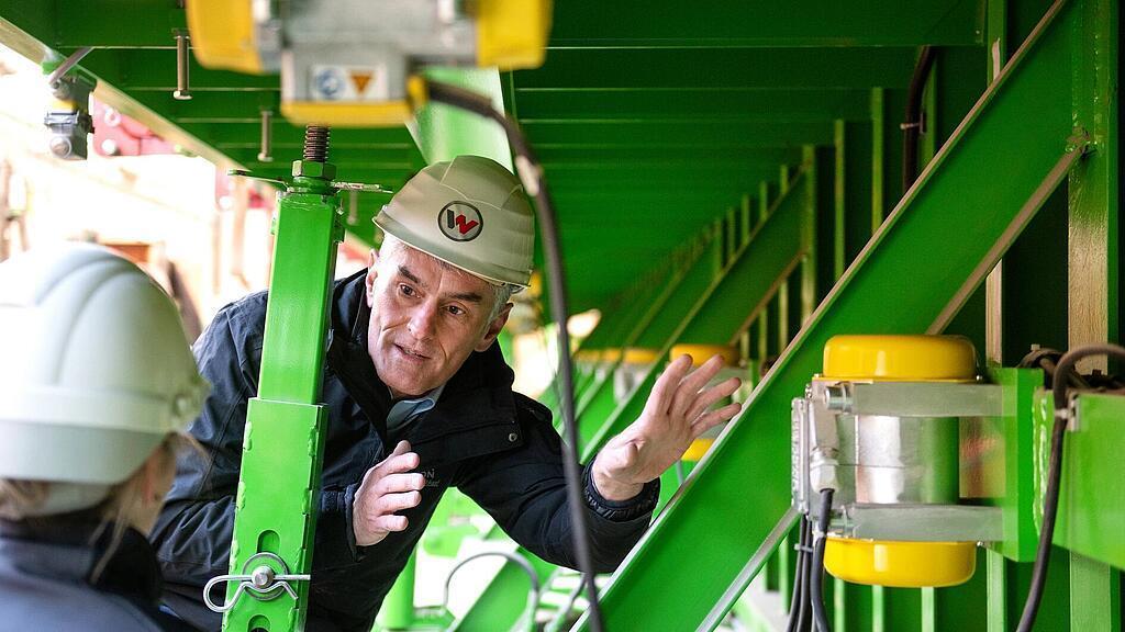 威克诺森员工站在外置式振动器前讲解。