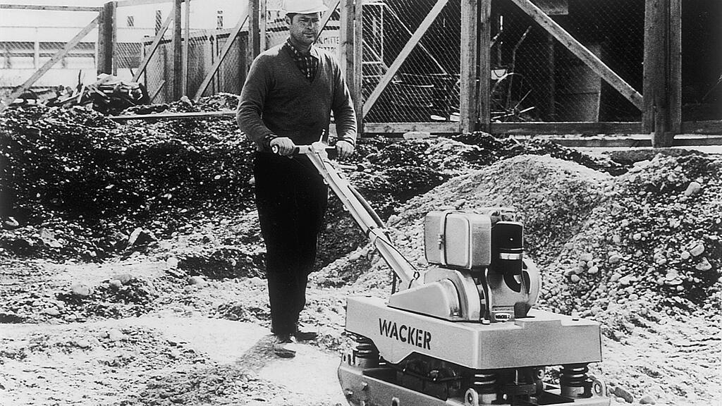 首台双向振动平板夯 DVU 正在施工。