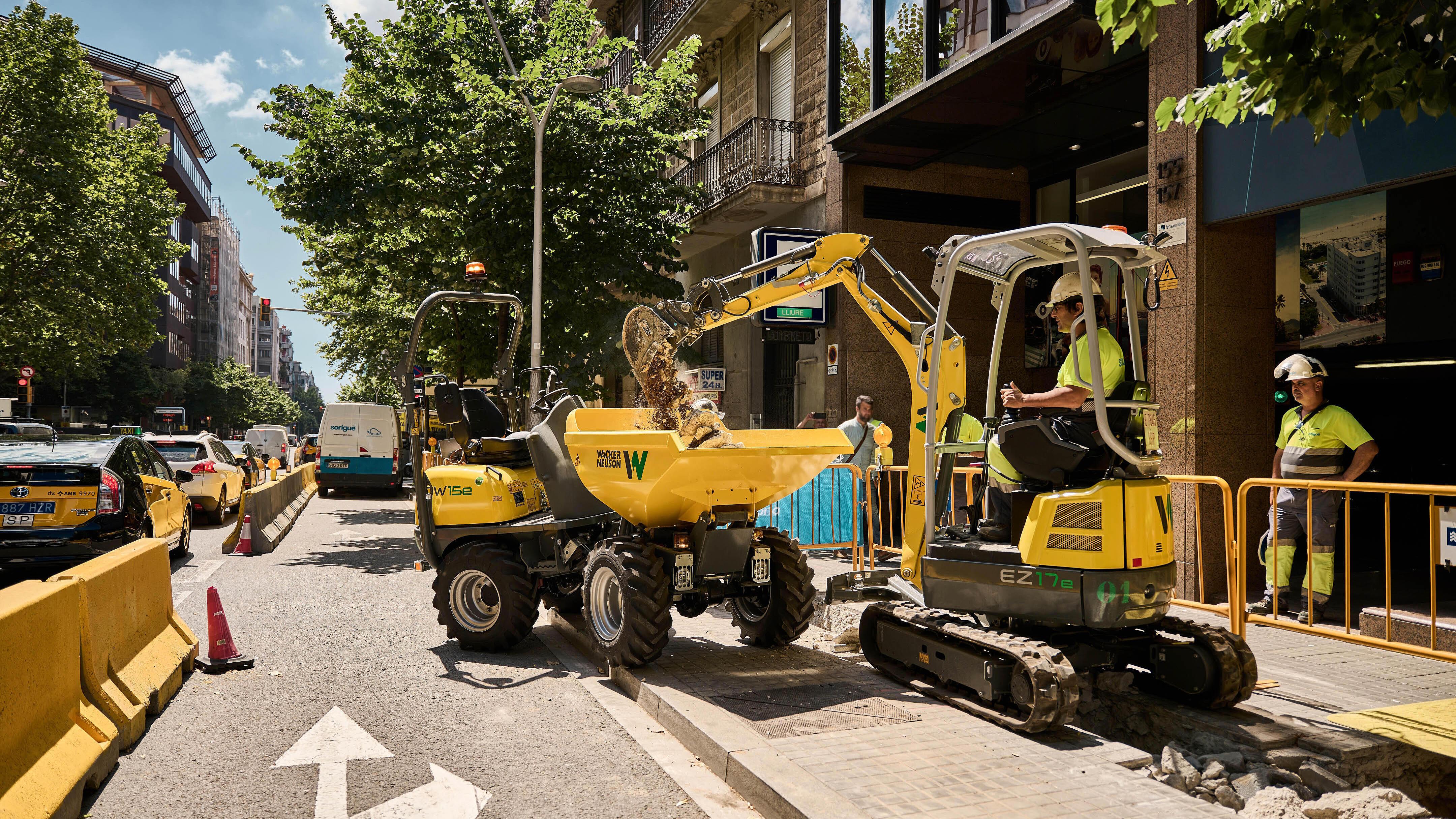 DW15e electric dumper and EZ17e Zero Tail crawler excavator in use on the construction site