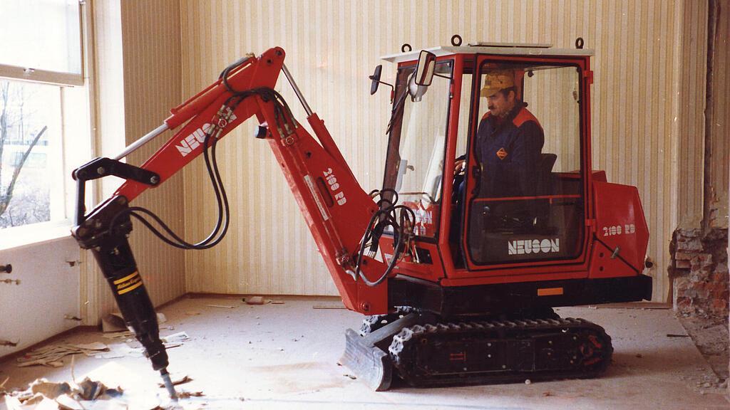 首台 Neuson 液压迷你挖掘机正在施工。
